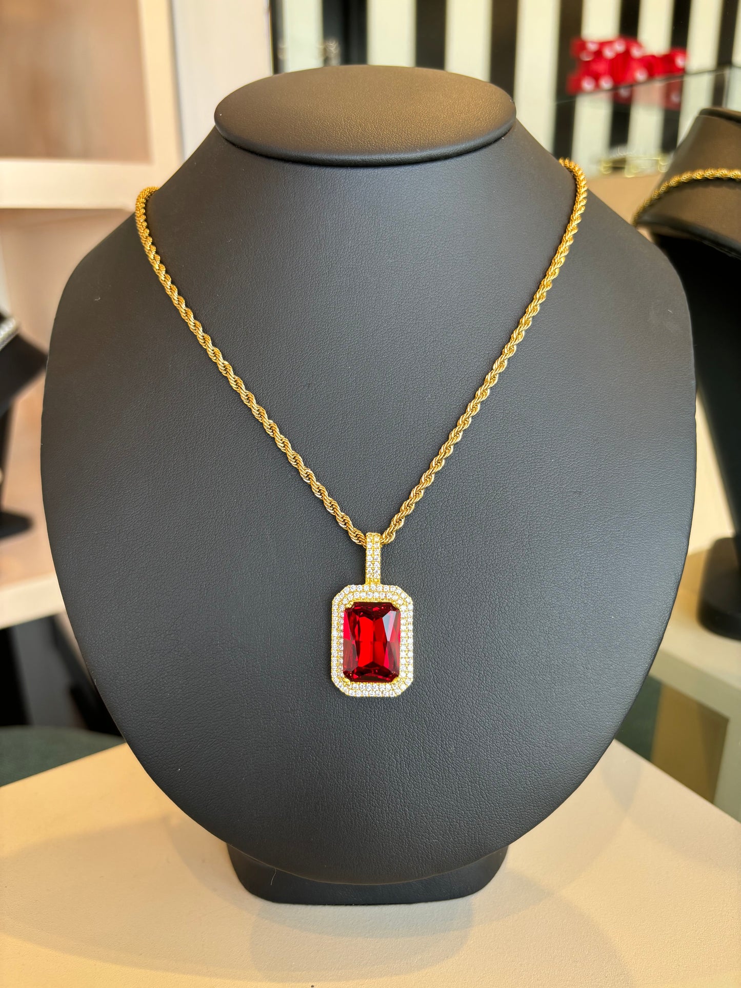 Cadena dorada gema roja