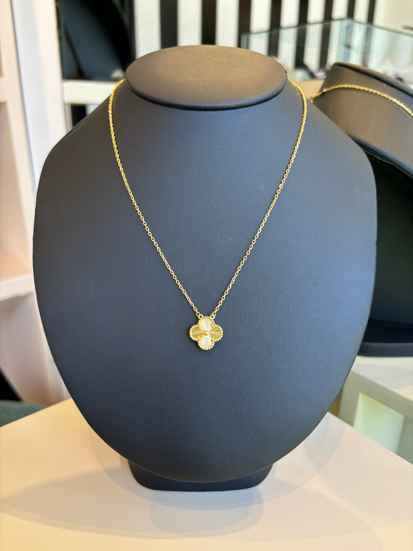 Collar flor VCA gold