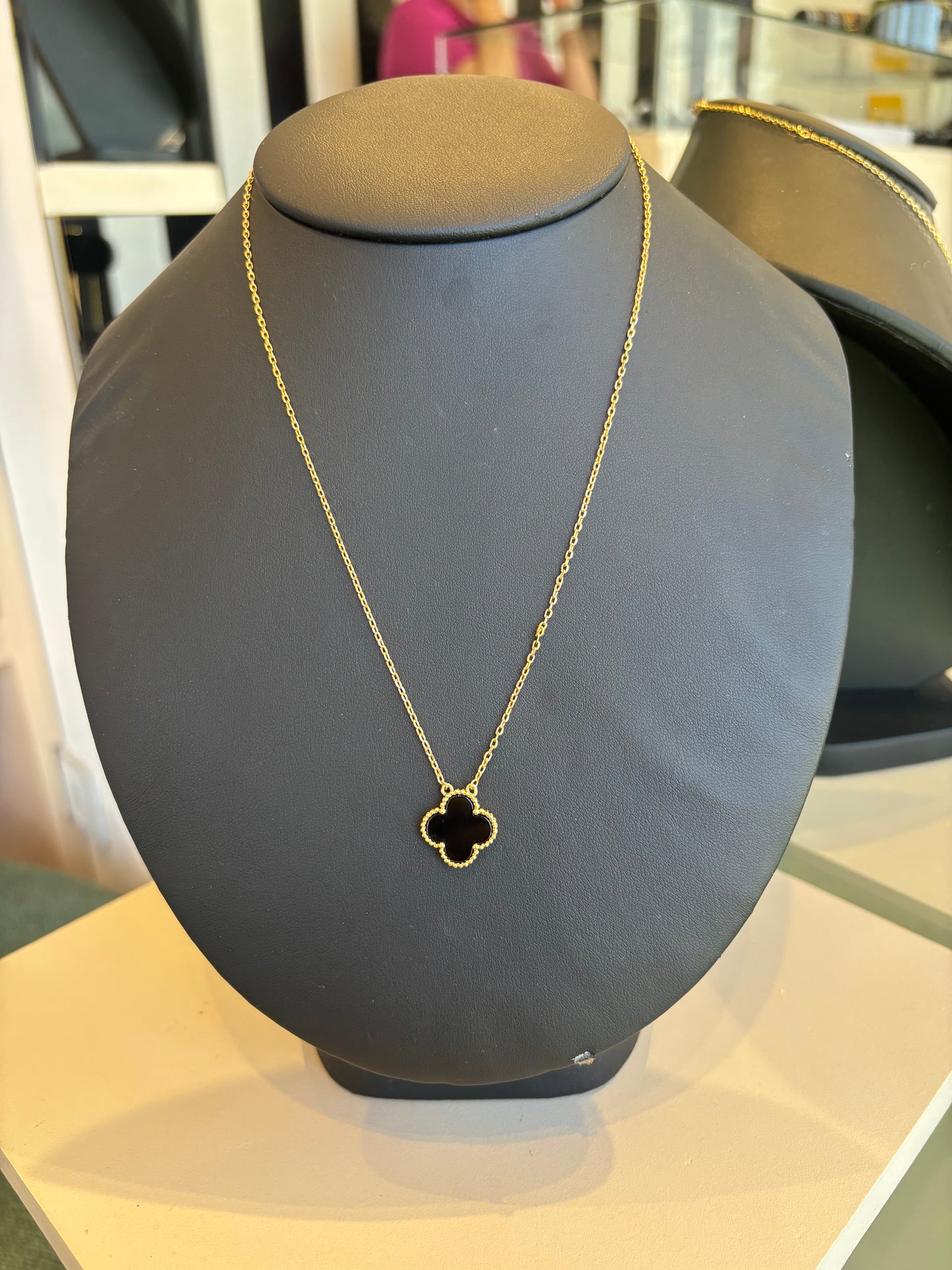 Collar flor VCA negra