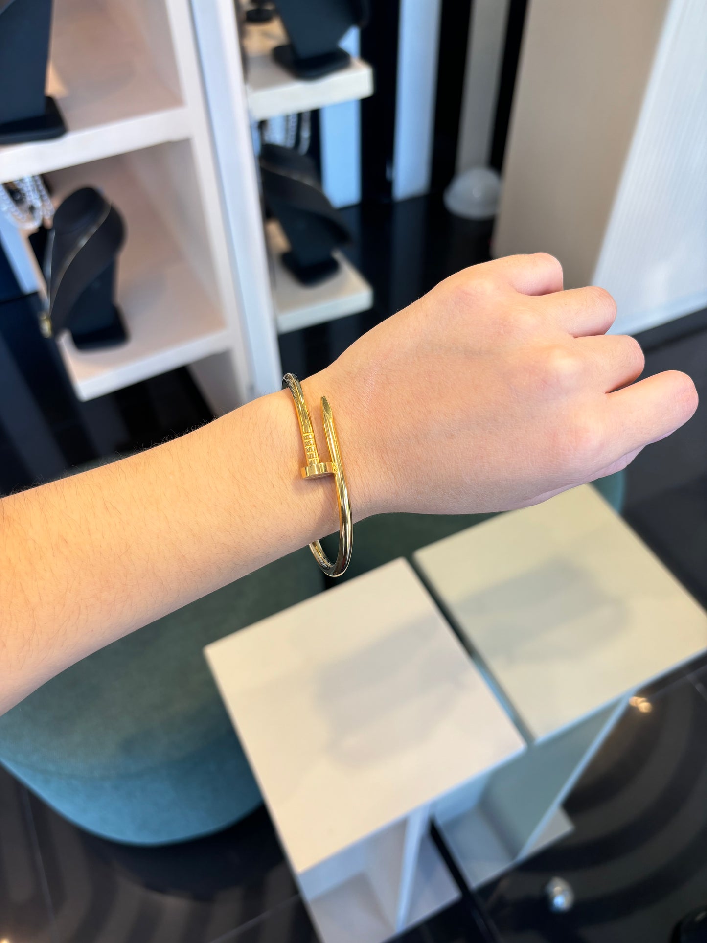 Brazalete clavo dorado