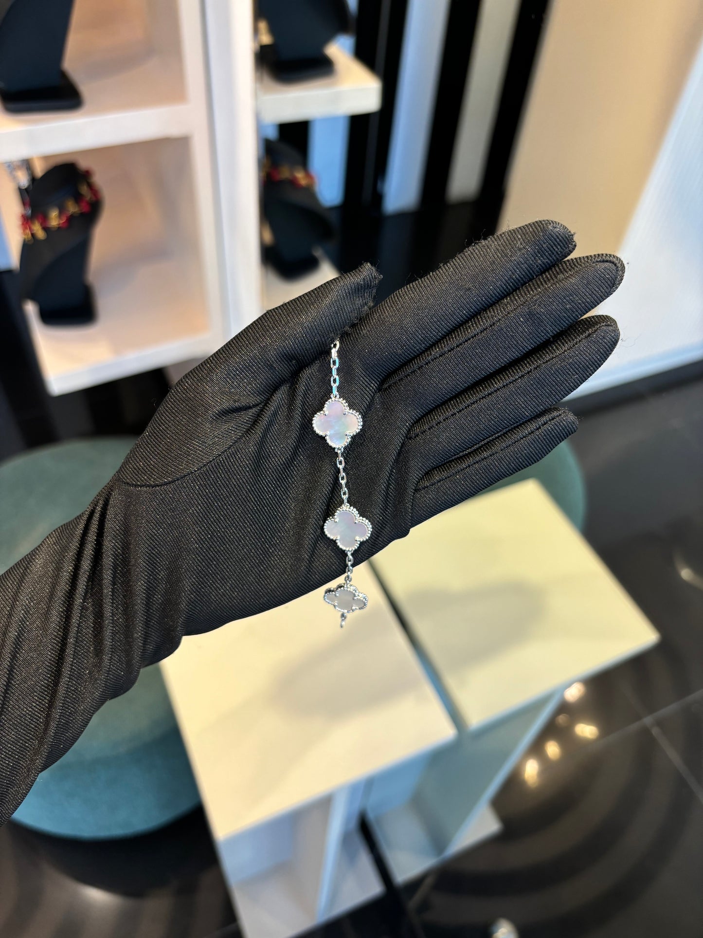 Pulsera flores VCA blanca plateada