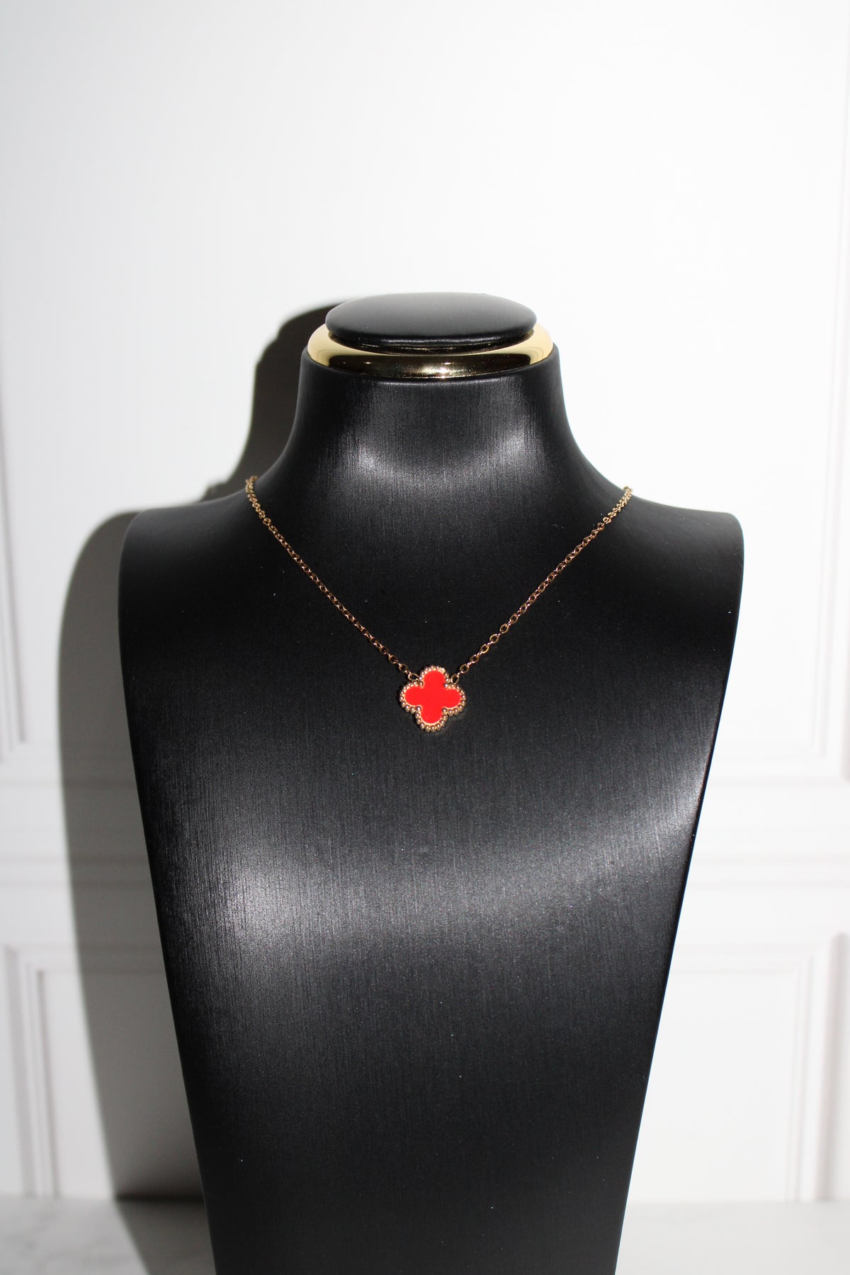 Colla flor rojo