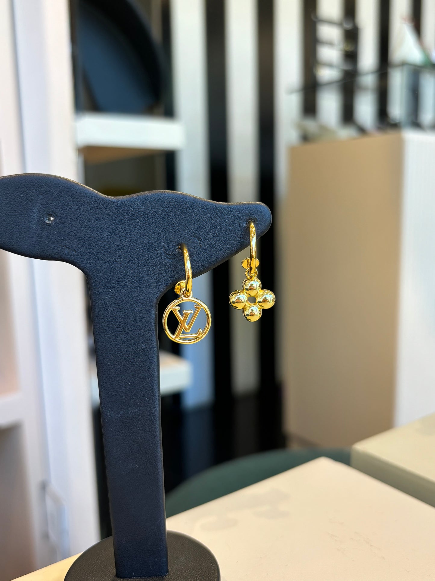 Aretes LV gold