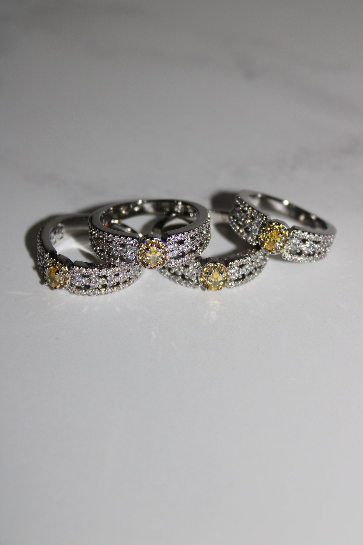 Anillo Amarillo Zirconias
