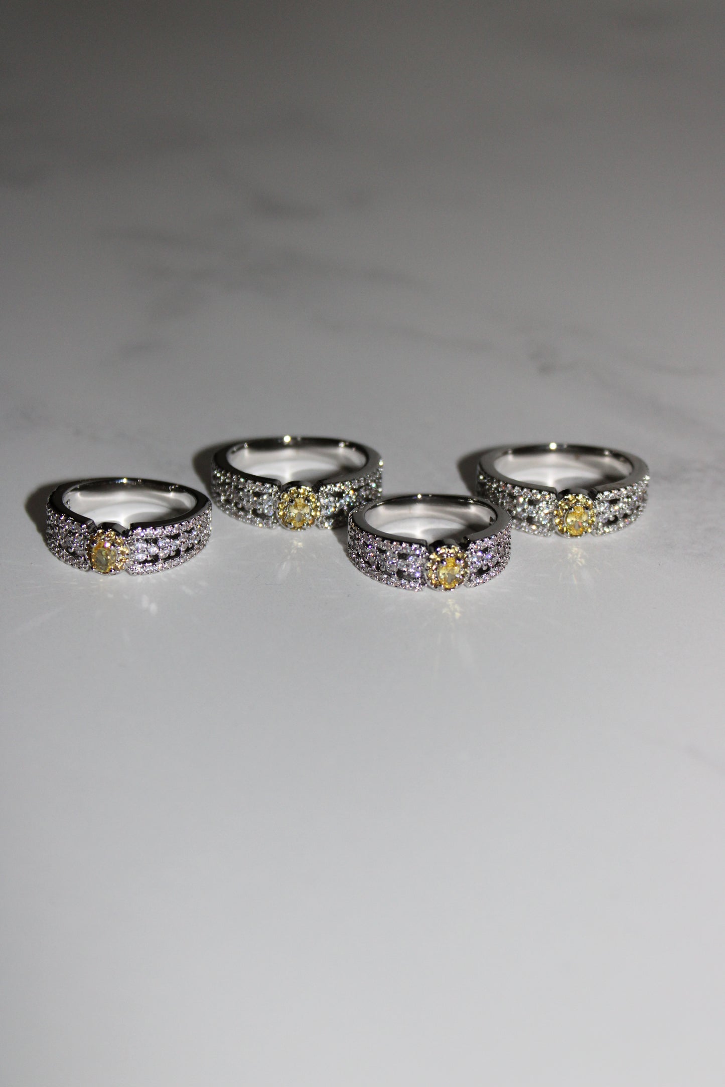 Anillo Amarillo Zirconias