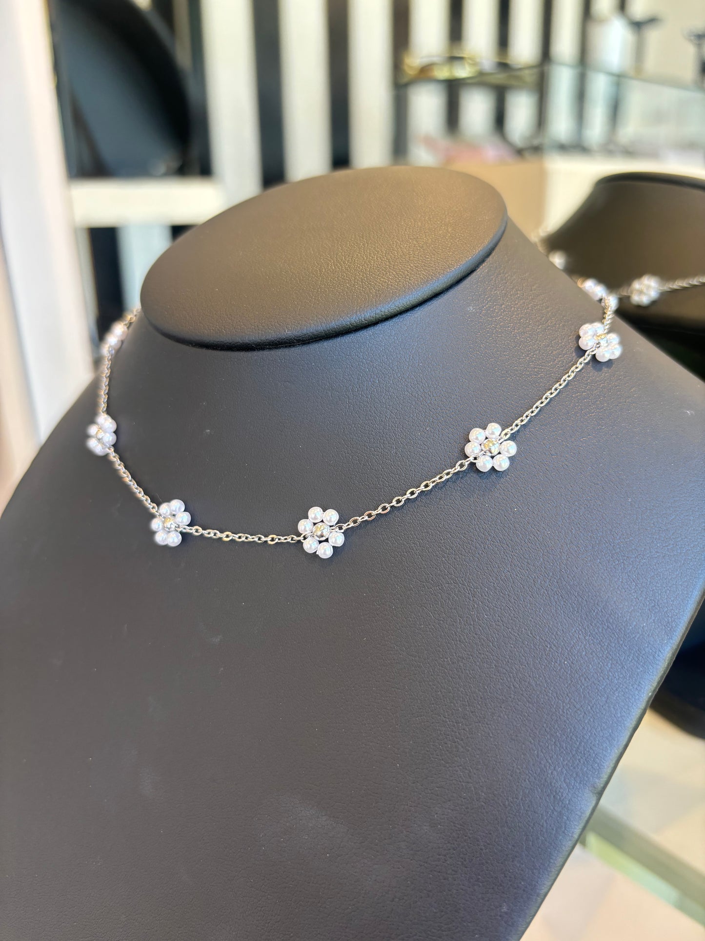 Collar flores blancas