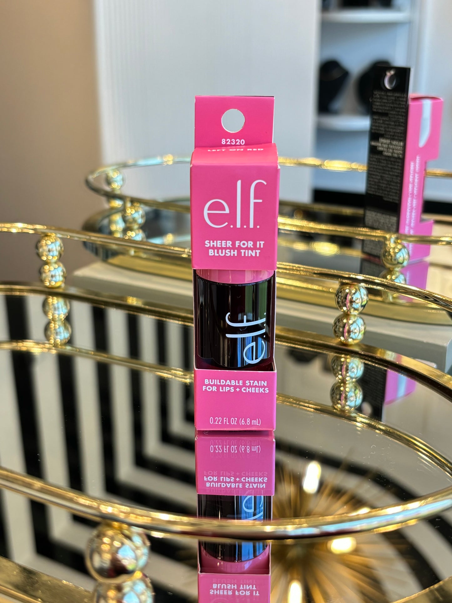 Elf tinta left on red