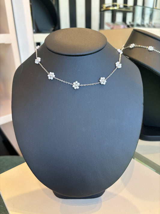 Collar flores blancas